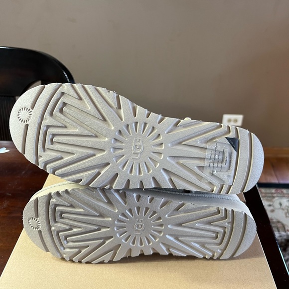 Ugg Classic Mini ii mustard seed NEW size 11 - Picture 11 of 12